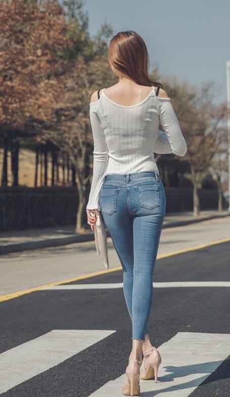 高挑小姐姐白色透视上衣勾勒出丰满圆润胸部曲线，春光一览无遗