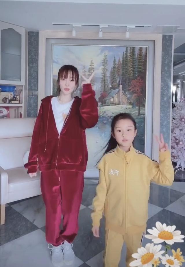#跳舞#7岁甜馨长成大姑娘,穿运动装陪妈妈跳舞健身,这种乖巧让人心疼