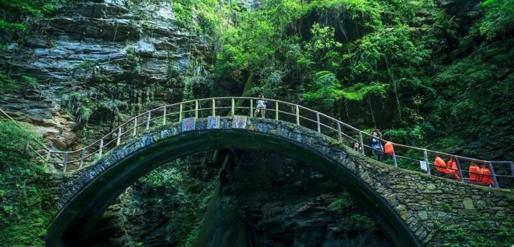 中国最具原生态的地方，水至清船犹如悬浮在空中