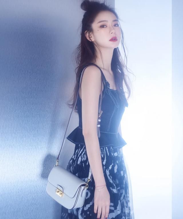 戚薇也陷时尚黑洞，红裙配绿色长袜是什么鬼，超级辣眼睛！