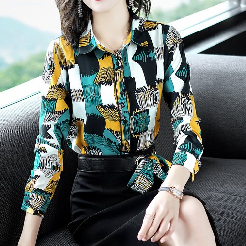 7080后的女人自带知性美，九月就穿这样的气质套装，优雅减龄