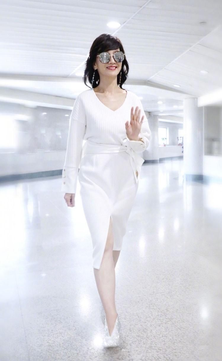 64岁赵雅芝再登T台走秀，网友:这吃防腐剂了吧?