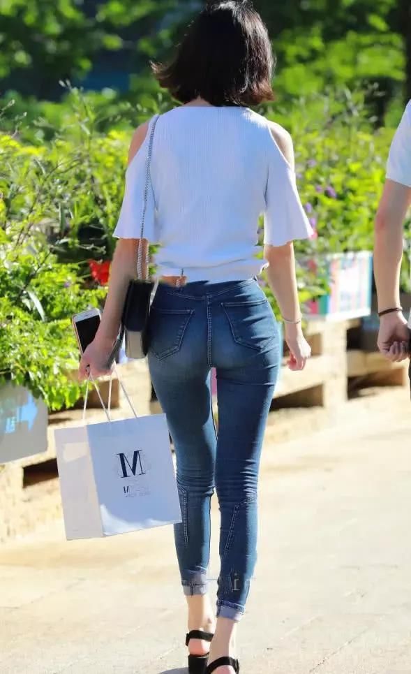 极致紧身牛仔裤搭配短袖针织衫，气质圈的时尚少女