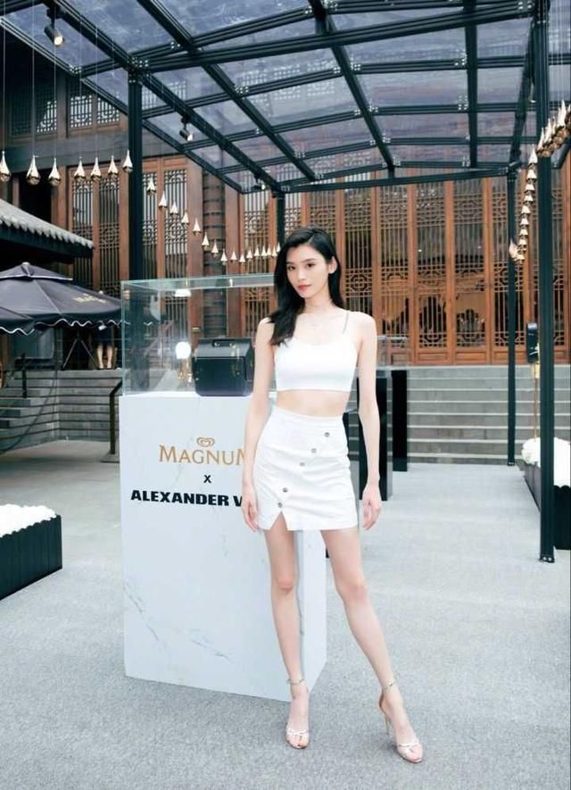 奚梦瑶不愧是超模！一双小白鞋却被她穿出腿长“一米八”的即视感