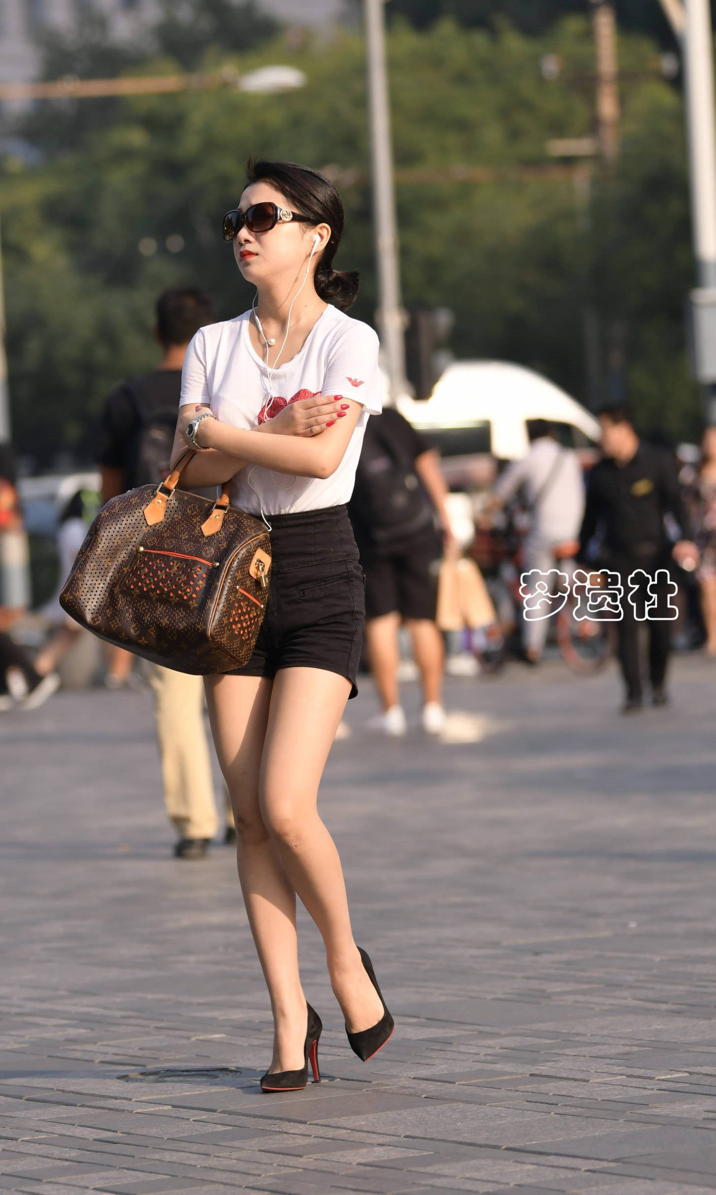 美女街拍:有点高冷，有点傲气，也有点性感