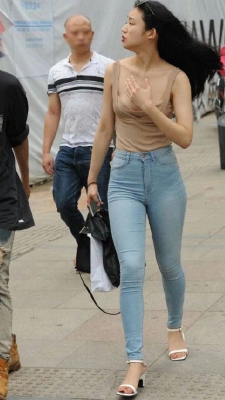 街拍 美女穿得这么美了，难怪后面的哥哥看呆住了!羡慕嫉妒啊~