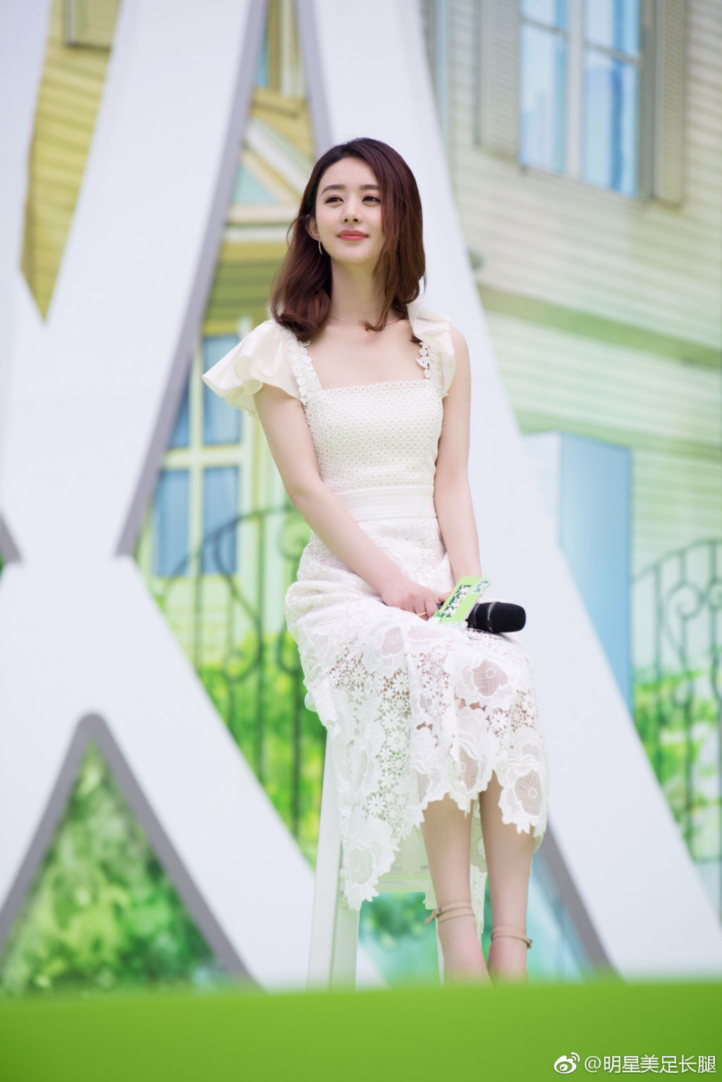 赵丽颖白色透明长裙加一字带高跟凉鞋，腿是真的白脚也好漂亮