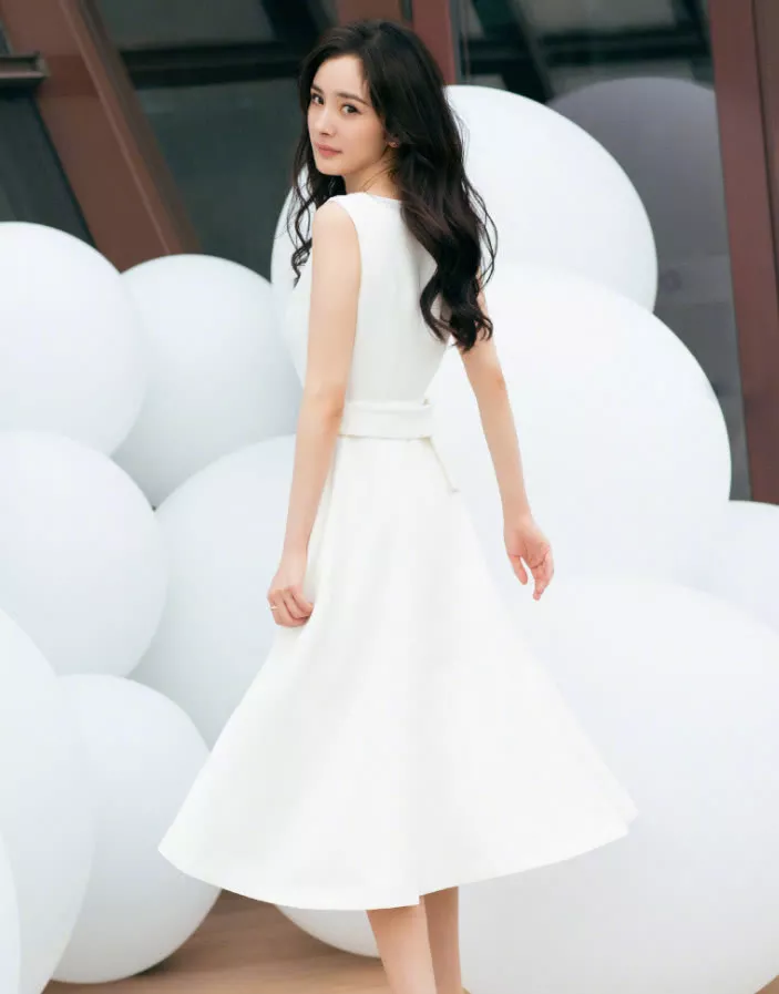同样穿吊带白裙,女神唐嫣太瘦撑不起来,辣妈杨幂身材赢了!