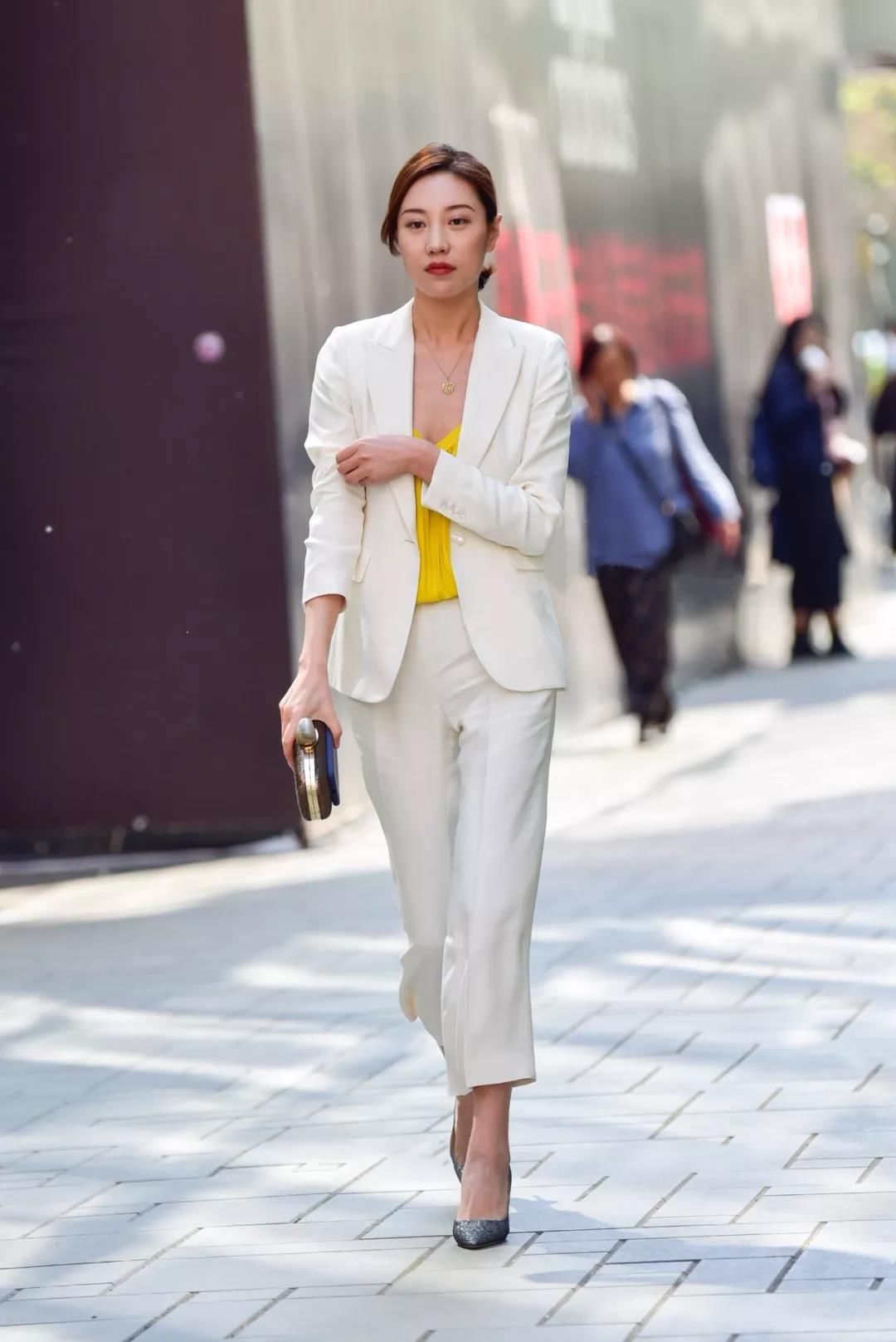 街拍重庆,白色职业装和高跟鞋的穿搭参考,让你彰显美女总裁气质