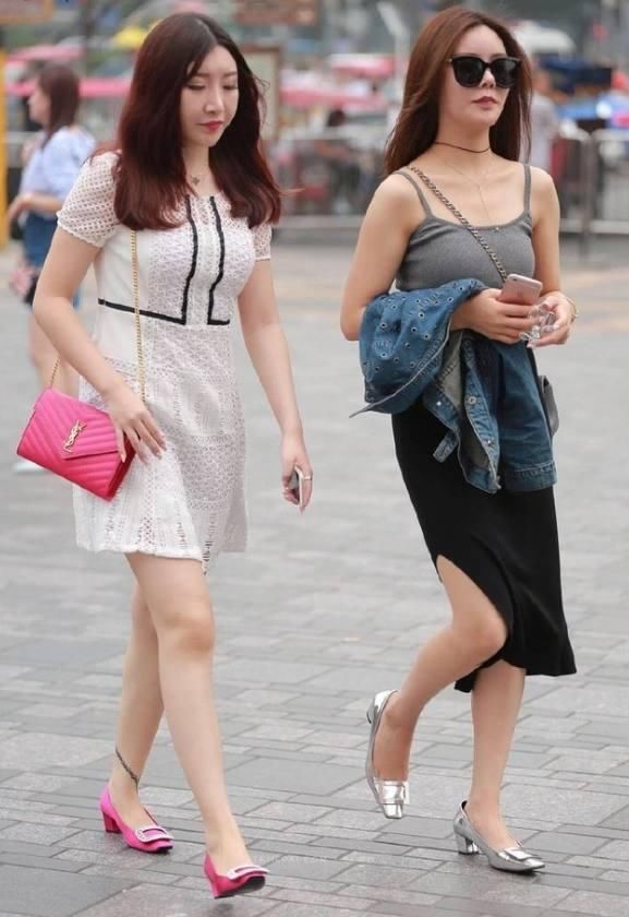  『小姐姐』街拍：三位小姐姐，穿着白色紧身短裙，有着辣妈才拥有的丰腴身材