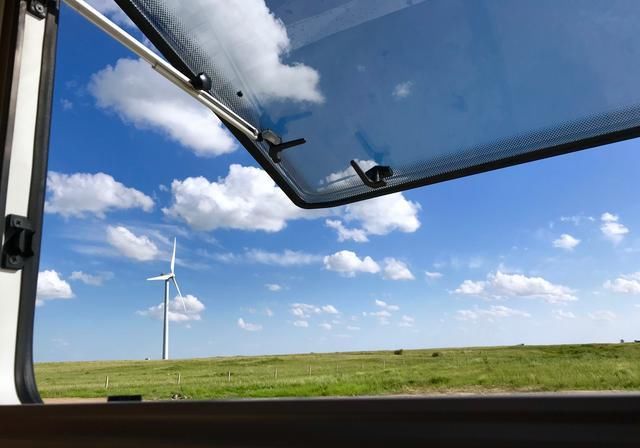 自驾房车在内蒙草原和暴风雨赛跑，被巨大的乌云盖顶是什么感受？