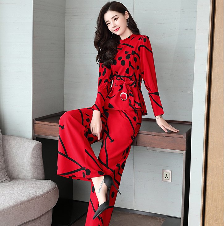 老婆怕冷，秋天从不穿裙装，穿这初款套装，显瘦减龄，超美