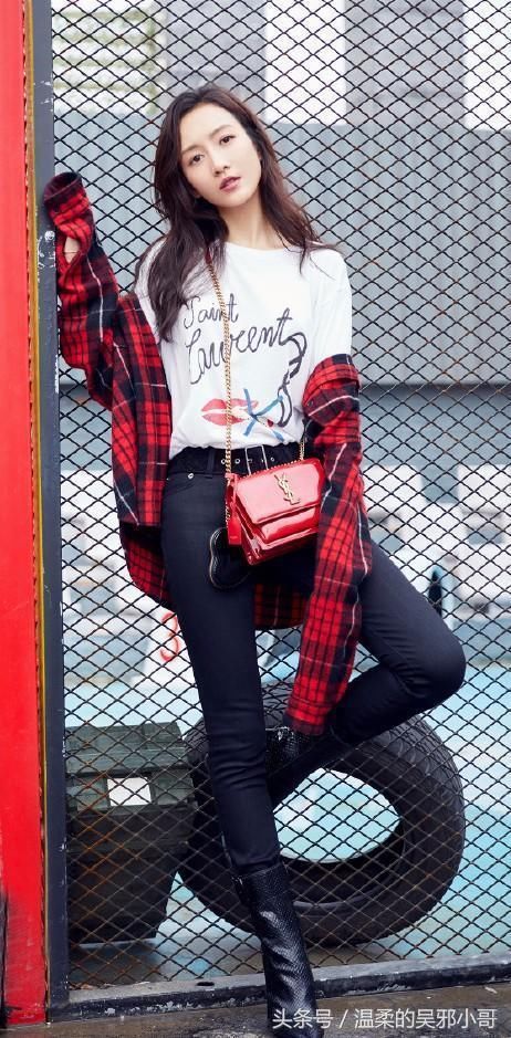 王鸥短靴紧身裤秀纤细大长腿，红色格纹衬衫搭手上，造型帅气满分