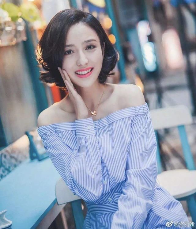 34岁的佟丽娅与粉丝提前庆生，网友：发型加分，重返十八岁了！