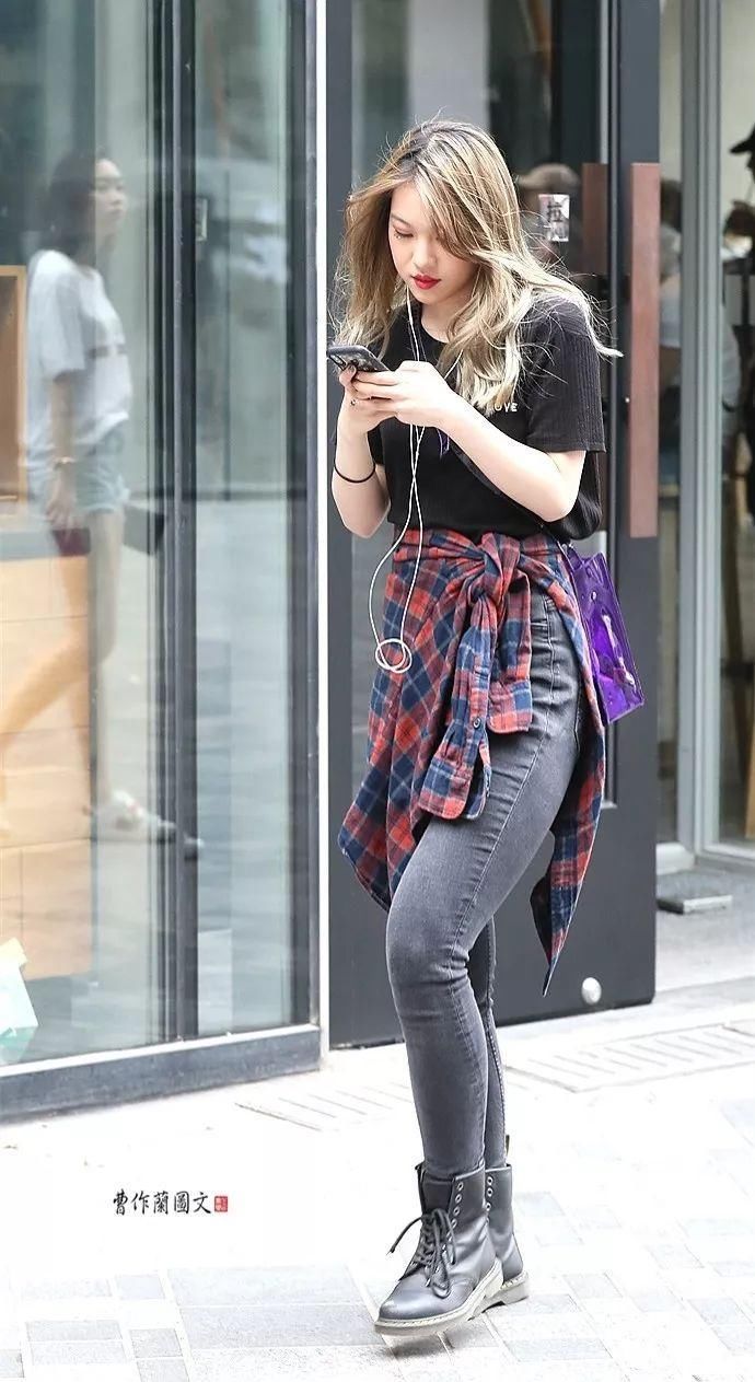 街拍:凸显好身材曲线的牛仔裤美女