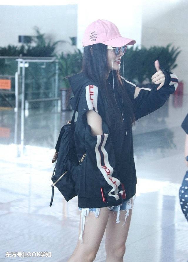 李小璐为了赶时髦，卫衣剪个洞却被吐槽裤子太破，网友：真会玩