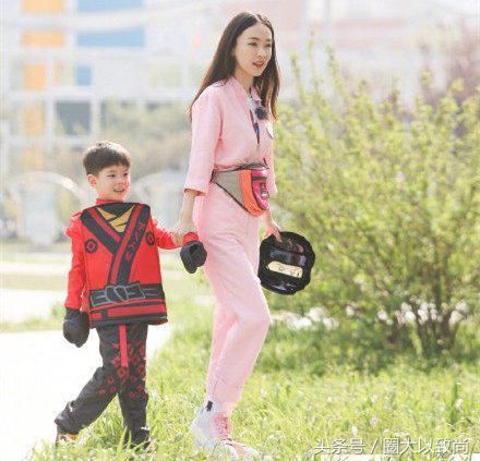 38岁霍思燕和39岁高圆圆，同穿斜肩裙，网友：腿长和腿短一目了然