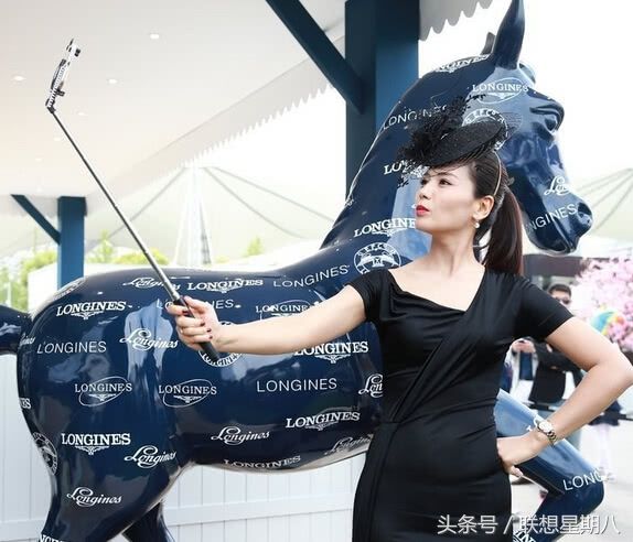 刘涛出席活动的这一身装扮是真的精致，四十岁的她气质容貌依旧