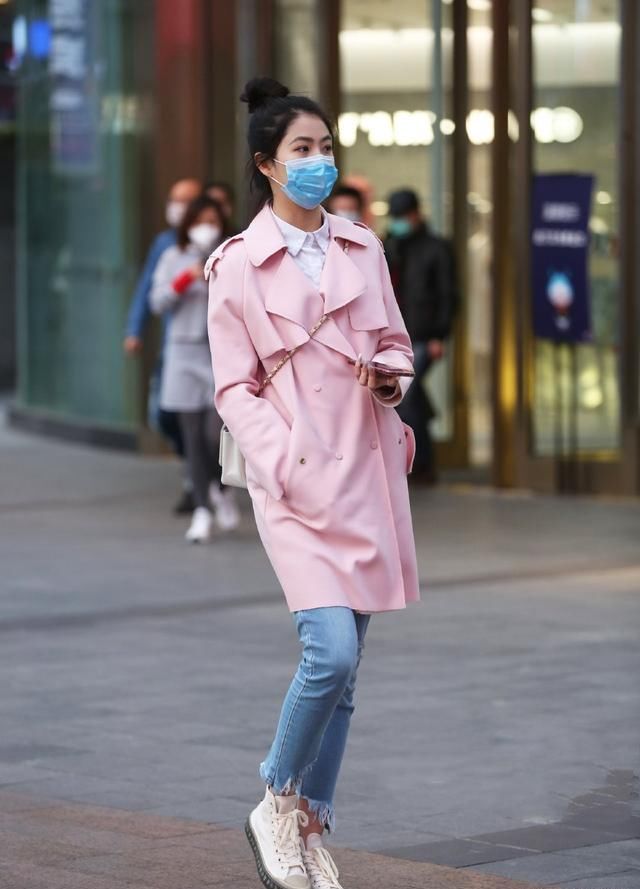  『女人味』蓝色紧身牛仔裤到底有多时髦，看到她们我就明白了，女人味太足了