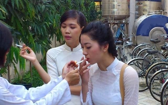 越南女导游在河内街头上抽烟,这种行为让人见