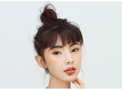  『披肩发』你还只会一种发型？告别呆板，试试这5种发型，中长发也能很百变