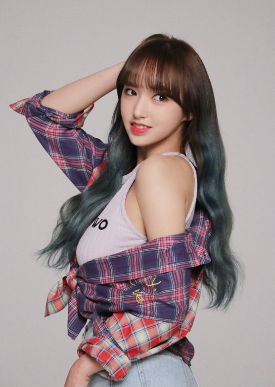 鞠婧祎掀起刘海，周洁琼掀起刘海，她掀起刘海儿，网友：快放下