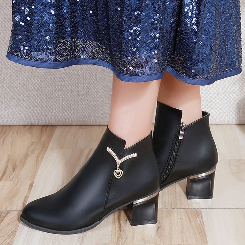 现在的女人真敢穿，出门穿这样的高跟鞋，美丽尽显好身材