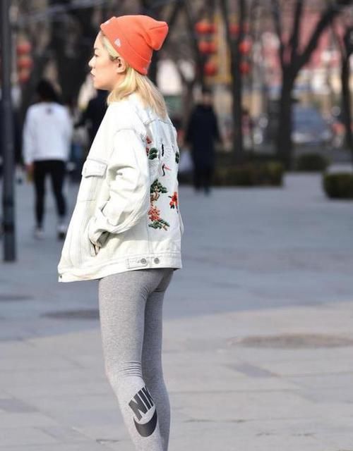  [连衣裙]潮范儿女神来了，街拍：幽韵撩人的美女，一件黄色连衣裙外搭皮草上衣，魅力十足