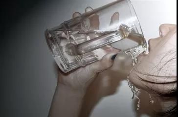 辟谣 | 饭后不能马上喝水？关于饭后的这几个谣言你信了几个？