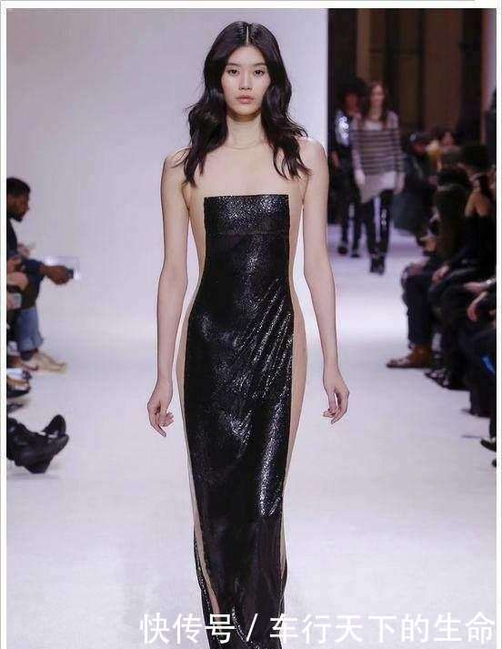 奚梦瑶真能作! 穿高跟鞋还裹一层塑料膜, 网友: 浓浓的臭脚丫味!