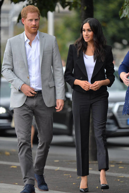 这条裙子这么紧，梅根硬是穿进去了，网友：可勒出痕真的好尴尬