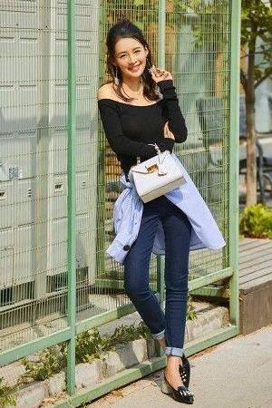 难道李沁不热吗，穿搭两件衬衫现身机场，网友：看了都想出汗了