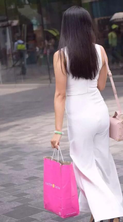 街拍:阳光自信，这才是新时代女性楷模!