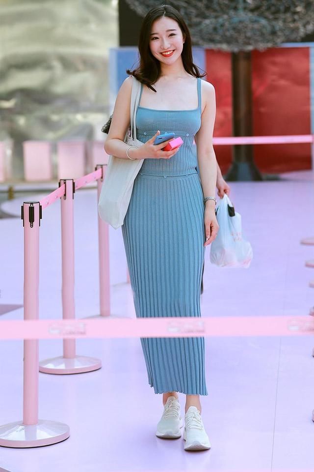 街拍:穿搭时尚连衣裙的美女们，这样的打扮你是否能欣赏?