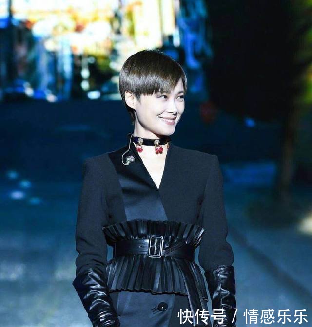 李宇春太胆大！这么大胆的开衩裙也敢穿出门一般人穿绝对丑哭了