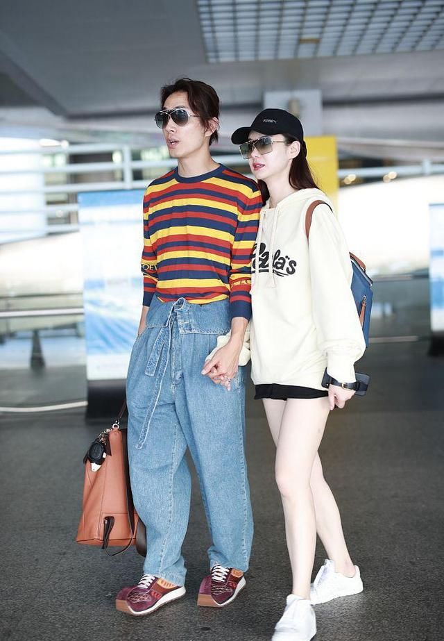 戚薇机场穿短裤秀美腿，却没想到被李承铉的翘头鞋抢镜了！