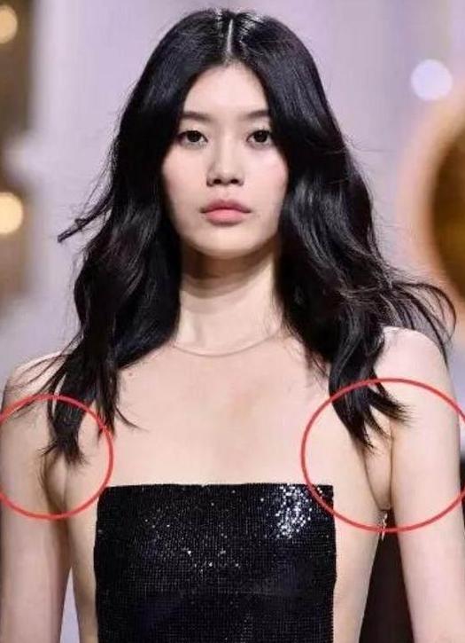 刘雯奚梦瑶现身时装周, 老奚除了腰粗腿胖, 腋下的副乳更引人注目