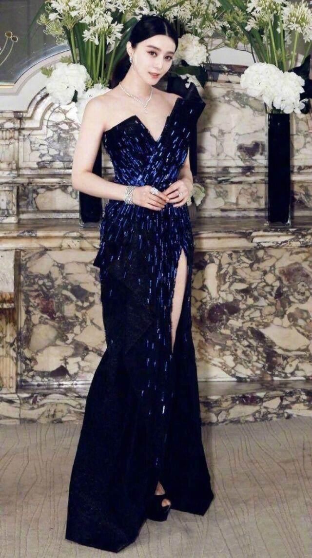范冰冰真敢穿，蓝色礼服开衩到大腿根，网友：一般人驾驭不了
