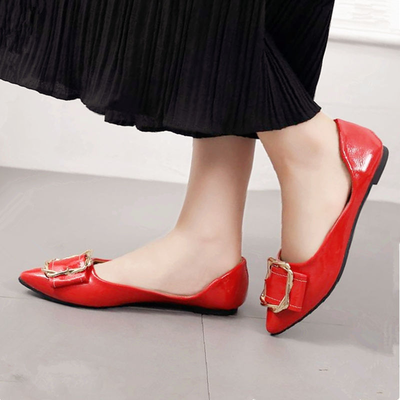 别再穿小白鞋了，大家都穿起了尖头鞋，拉长线条，展现纤细玉足