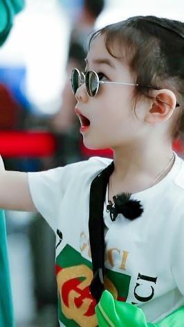 3岁就会穿搭还迷恋口红，戚薇女儿比妈妈还臭美，长大可不得了