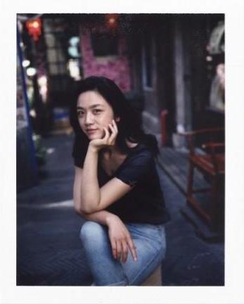 汤唯素颜高级脸，不化妆还是敢上街，网友：素颜美过刘亦菲！