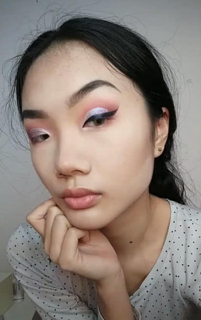 不怕丑女化妆，就怕美女化妆，单眼皮小姐姐简直就是美出天际，网