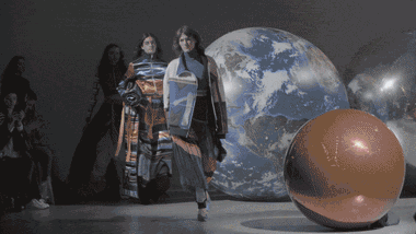 景甜出大招了!纽约看秀丝绒裙装精致迷人,这双美腿又来抢镜了