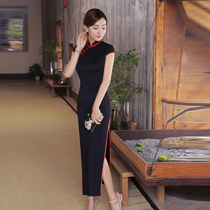 中国女人穿上旗袍，展现婀娜迷人身材，散发女人味