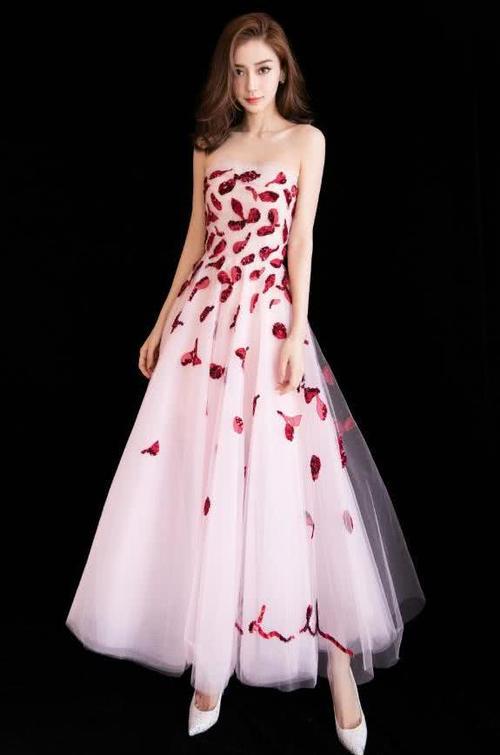 杨颖真大胆，竟敢把“内衣”外穿，却意外地有个性！