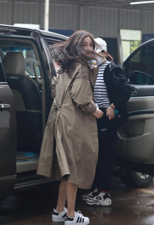  #女人味#baby复工图放出，白衬衫搭棕色长风衣，微卷长发增添女人味