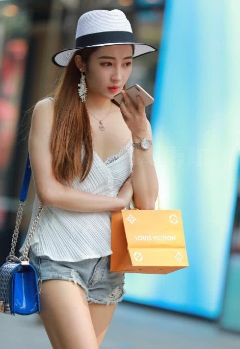 知性少女紧身裤勒出完美的曲线身材，白皙修长美腿让人着迷