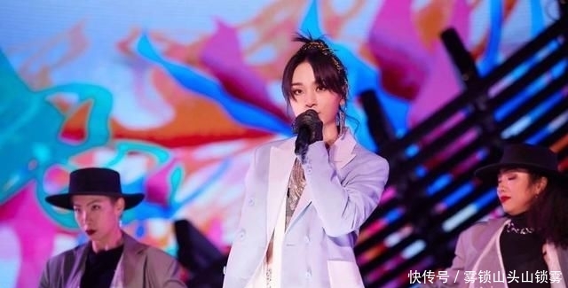  [短T恤]周笔畅真敢穿，白色打底的黑色框架excel裙帅气个性，自带公主风