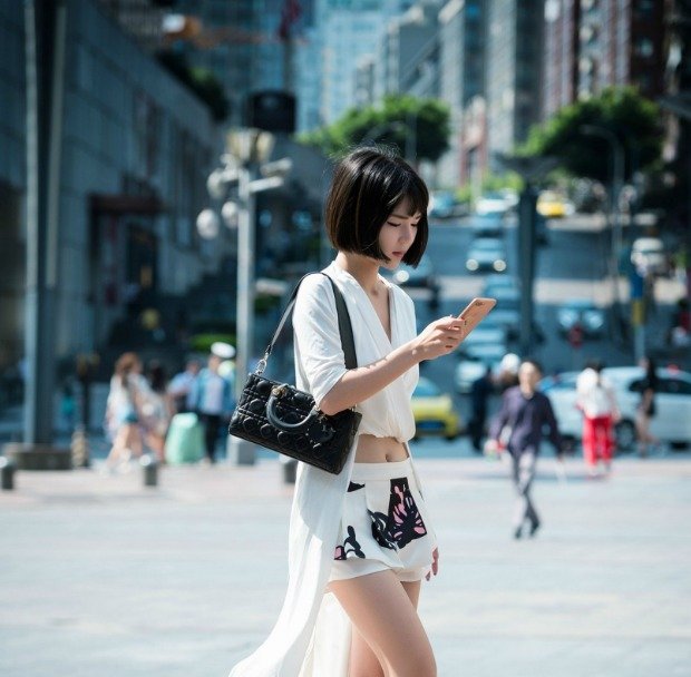 路人街拍,戴墨镜的那位黑衣美女,真的太养眼了