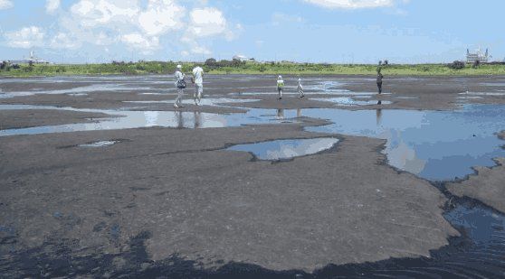 世界上最“奇”湖泊，没有一滴水，每年吸引2万游客在上面走